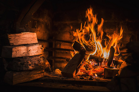 用木制燃料在露天壁炉中燃烧的火柴