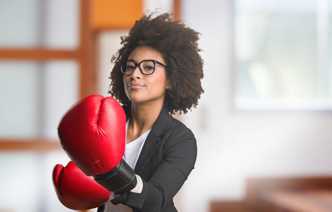 商业黑人妇女使用拳击手套