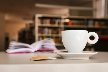 一杯咖啡和一本书在桌上