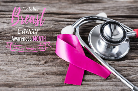 粉红色丝带和听诊器的木背景支持乳腺癌意识月活动