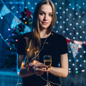 妇女在晚礼服与玻璃汽酒庆祝新年, 圣诞节
