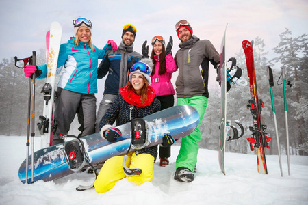 滑雪和滑雪板的朋友在冬天假日滑雪者有乐趣在雪