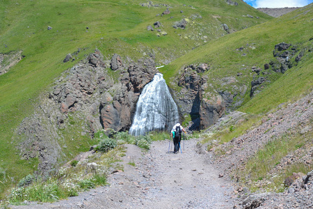 沿着厄尔布鲁士侯姆旅舍的登山小径和瀑布徒步旅行