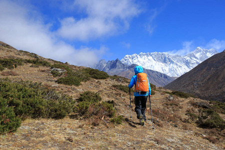 年轻女子在山中徒步旅行