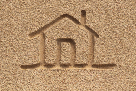 Househome 图标或符号绘制在沙滩概念照片