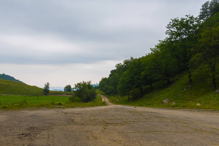 山之间的道路。阿塞拜疆。小高加索山脉