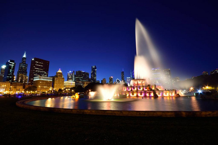 芝加哥的高楼大厦和夜间的白金汉喷泉