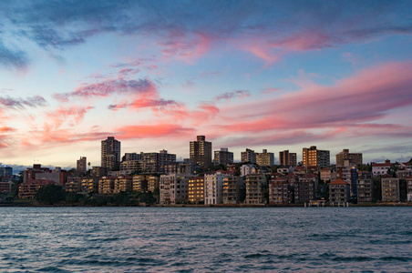 基利比里郊区与美丽的夕阳天空背景。上海, 中国