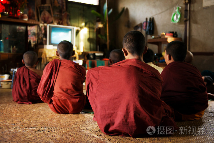 佛教僧侣享受电视节目