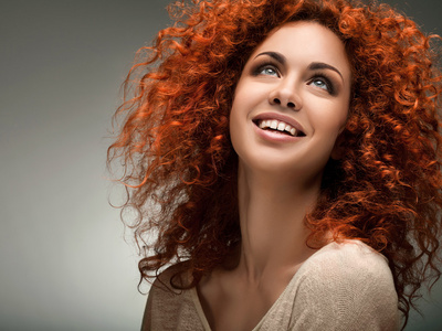 红头发。漂亮的女人和长卷发和 sunglases