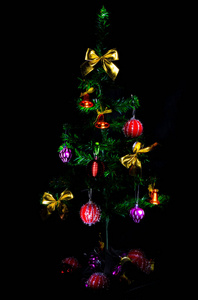 黑色背景玩具装饰圣诞树