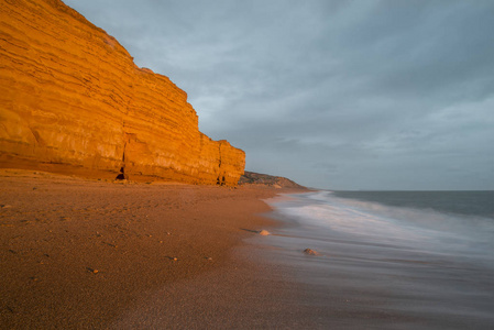 美丽充满活力的日落景色伯顿 Bradstock