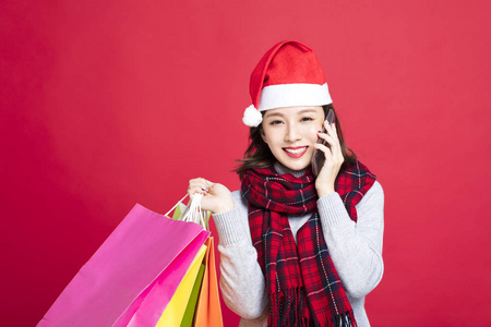 圣诞节的礼品购物谈电话的女人