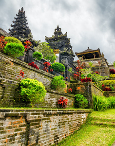 传统的巴厘岛式建筑。pura besakih 寺