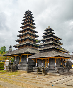 传统的巴厘岛式建筑。pura besakih 寺