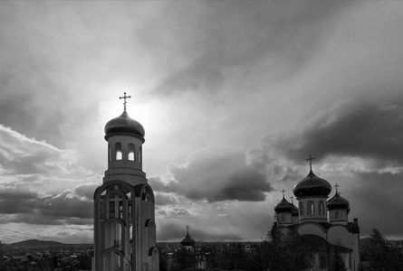 东正教与金黄圆顶在秋天晴朗的天, 教会所有圣人在 Carpaty