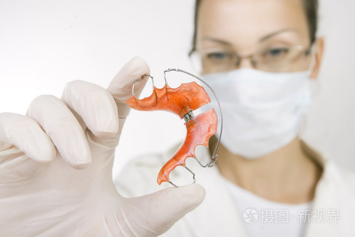 牙医控股固定器的牙齿