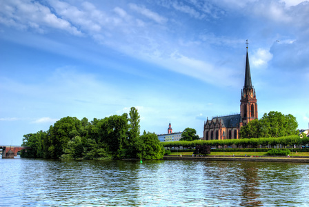 法兰克福城市天际线从公园在秋天季节, 德国