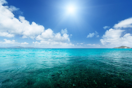 完美的天空和印度洋的水