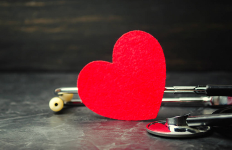 红色的心脏和听诊器。医学和健康保险的概念, 家庭, 生活。救护车。心血管保健