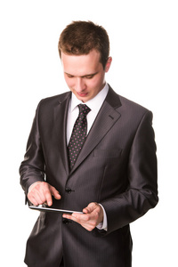 在 tablet pc 计算机上工作的年轻商人