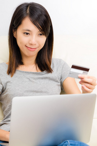 亚洲女性使用的笔记本电脑的在线购物