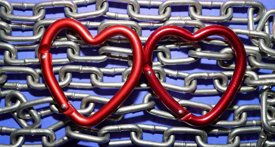 金属银链与两个红钩的心形