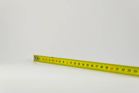 黄色的卷尺，厘米。测量工具设备。高建群
