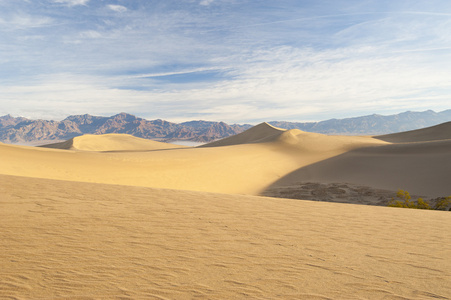 沙漠景观与山和沙丘