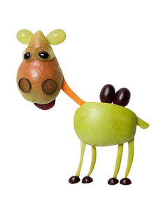 快乐的骆驼用水果上孤立背景