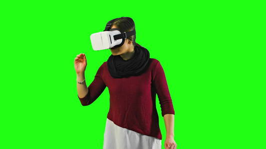 女人把她的头部，Vr 耳机上