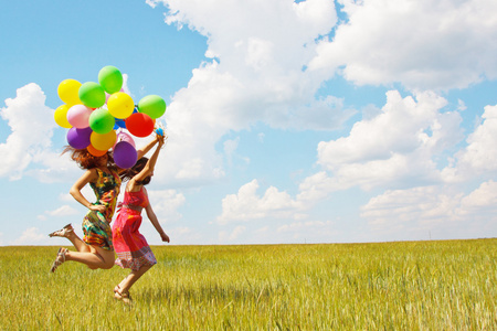 快乐的年轻妇女和彩色气球