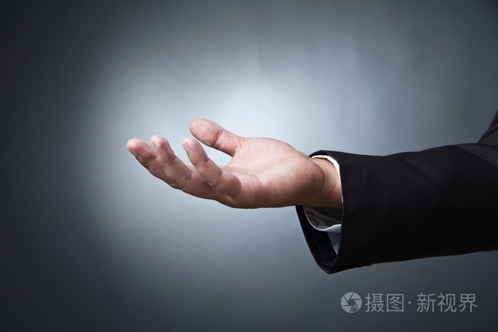 在黑暗的男性的手掌摊开手势