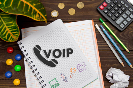 带有工具的笔记本电脑在办公台上使用的 Voip