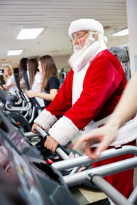 圣诞老人在跑步机上锻炼
