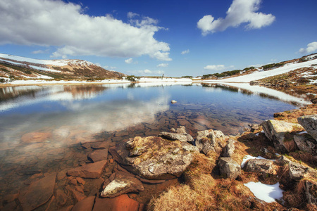 湖之间的山。春天的风景。喀尔巴阡山乌克兰欧洲