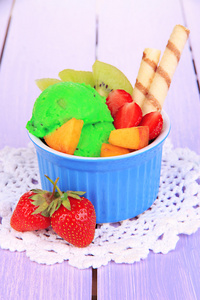 与水果和浆果在木桌上的碗中美味的冰淇淋