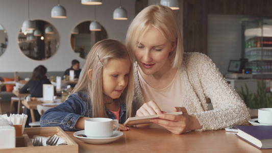 母亲和女儿看看菜单图片