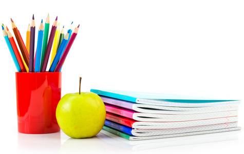 笔记本 铅笔和苹果。回学校概念