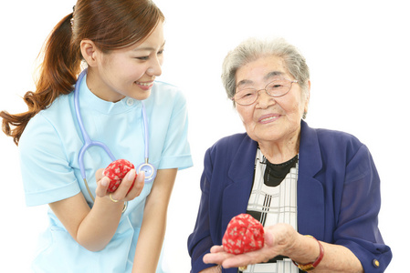 微笑亚洲医学博士和高级的女人