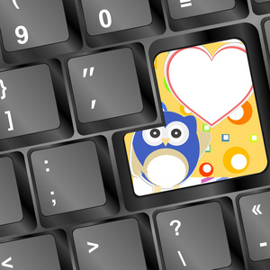 猫头鹰在计算机的键盘键用爱的心