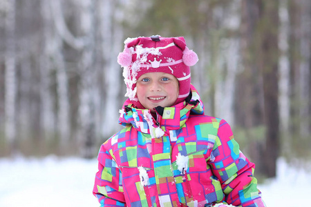 漂亮的小女孩在冬季公园