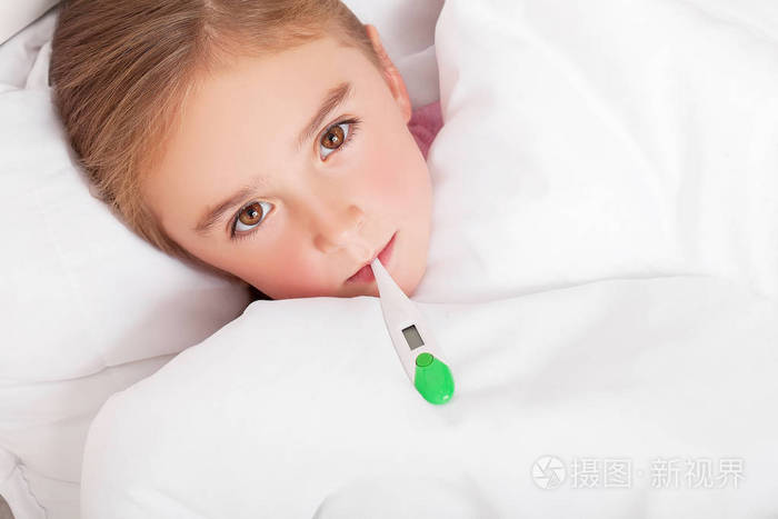 生病的小女孩发烧测量温度与卧床休息照片-正版商用