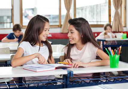 女学生在教室里看着对方