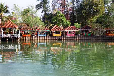 春蓬, 泰国2014年2月9日 沿海渔村的平房小屋。准备海钓