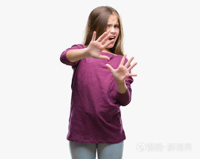 年轻美丽的女孩在孤立的背景下害怕和恐惧的表情用手停止手势, 在休克