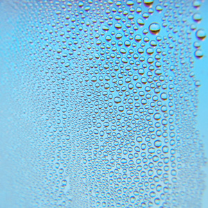 弯曲玻璃上的水滴图片