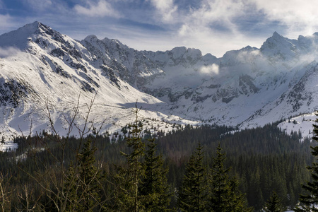 高山 Tatra 的冬季景观