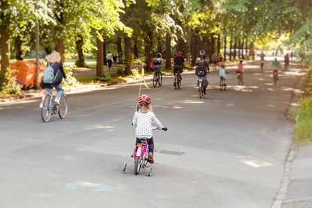 自行车在公园沥青路的孩子