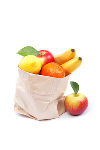 在一个纸袋，孤立在白色背景上的新鲜水果